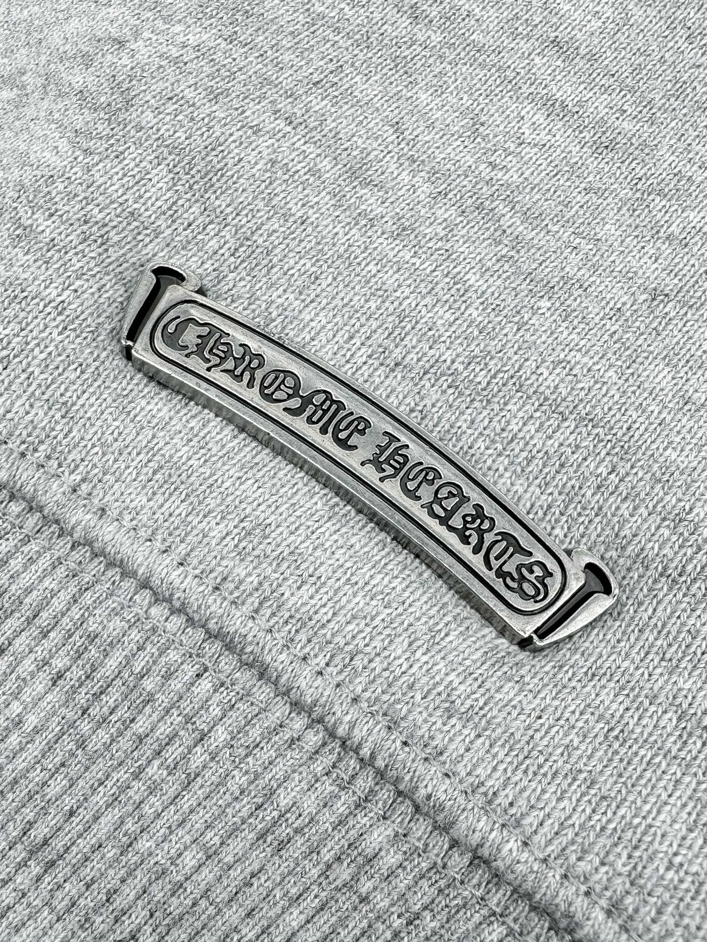 P390 Chrome Hearts Logo Round Neck Sweatshirt Customized heavy fortress intertwined air cotton, full of texture, thick and solid, based on high-grade ash tones, with a beauty that coexists with vicissitudes of life and elegance. With the Chrome Hearts cross patch embroidery decoration on the chest, it becomes the ultimate interpretation of dark gothic style. Unobtrusive but with an indescribable aura, interpreting the perfect blend of retro and luxury. Process 1: Using imported machine patch embroidery technology, using advanced computer control systems and precision mechanical components to realize the Chrome Hearts logo patch embroidery operation, showing an embroidery effect with both clarity and three-dimensionality. Process 2: The fabrics have been washed and have a better hand feel. Not easy to deform, not easy to shrink, not easy to fade, and maintain long-term beauty. Accessories: Customized 1:1 CH iron plate Customized 1:1 CH trademark Fit: Loose fit Size: S M L XL Style number: CC917